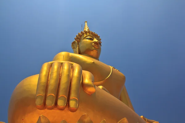 Μεγάλη εικόνα του Βούδα σε φόντο μπλε του ουρανού στην Ταϊλάνδη — Φωτογραφία Αρχείου