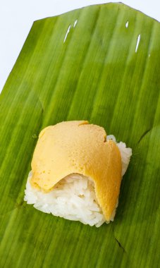 Tay tatlı yapışkan pirinç banan içinde sarılı muhallebi, buğulama.