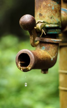 Artezyen Pompa Su damlacıkları eski.