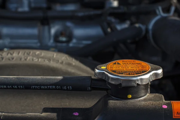 Metalen dekking op een radiator voor motorkoeling — Stockfoto