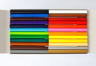 Beyaz arkaplanda renkli kalemler. 