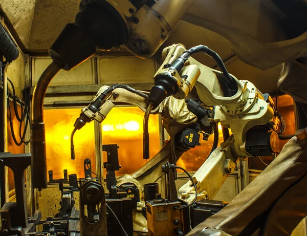Robot di saldatura nelle fabbriche industriali — Foto Stock