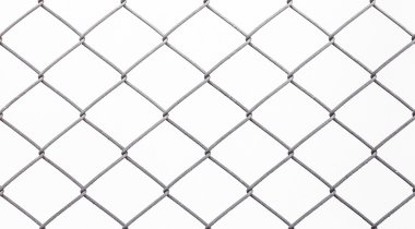 Beyaz zemin üzerine mesh çit.