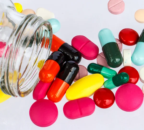 Léky, tablety na bílém pozadí. — Stock fotografie