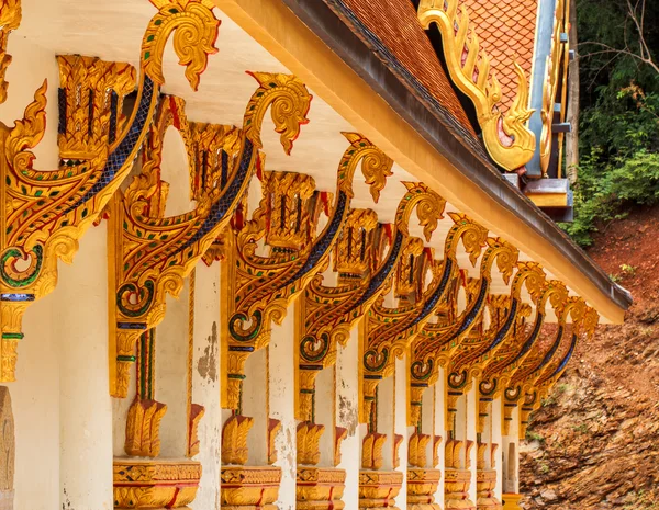 Thailändischen traditionellen Stil. Buddhistische Tempel in Thailand. — Stockfoto