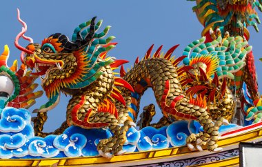 Tayland tapınak duvarda ejderha başlı heykel 