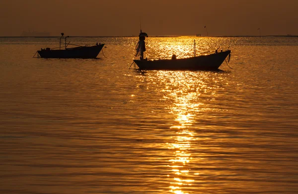 Statki na morzu, piękny zachód słońca. — Zdjęcie stockowe