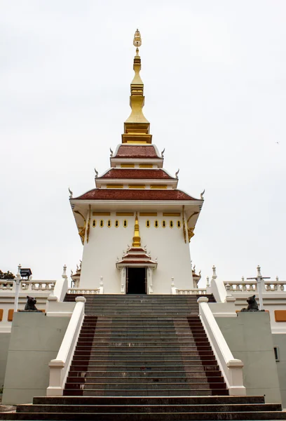 Temple sanctuaire bouddhiste en Thaïlande sur un fond blanc . — Photo