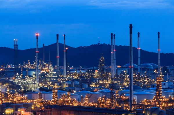 Leichte Ölraffinerie in der Nacht. — Stockfoto