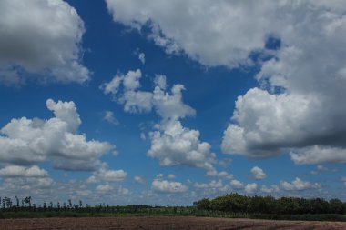 Mavi gökyüzündeki bulutlar. 