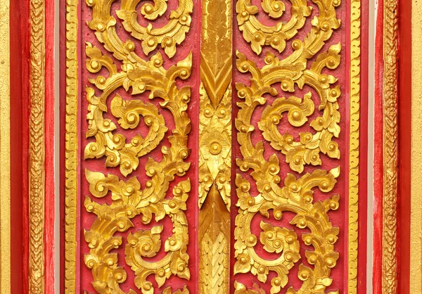 Drzwi drewno rzeźba w świątyni, Tajlandia — Zdjęcie stockowe
