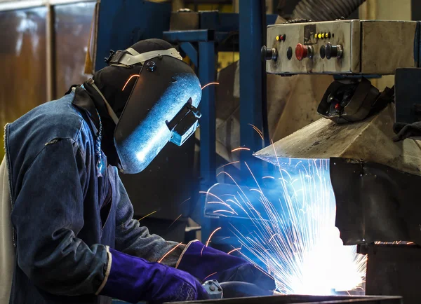 Trabajador soldadura piezas de automóviles —  Fotos de Stock