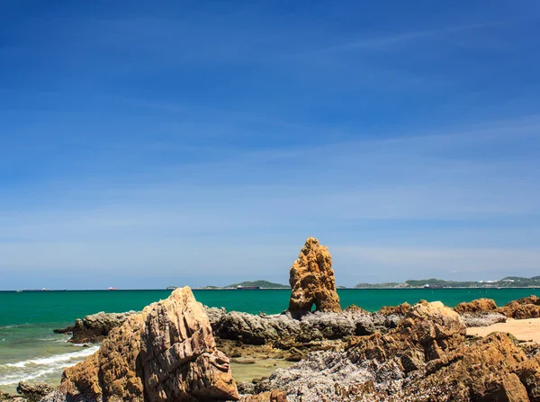 Mar bonito e rochas durante o dia . — Fotografia de Stock