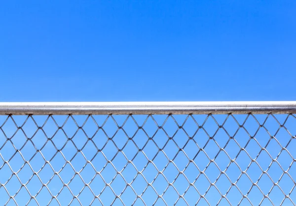 Malha de metal e céu — Fotografia de Stock