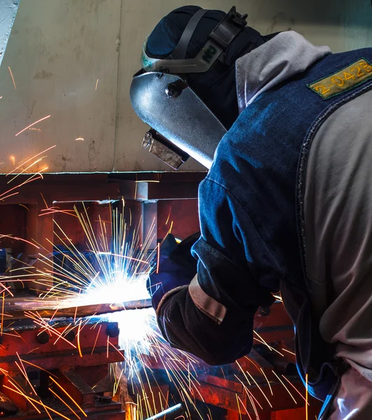 Soldador industrial de trabajo —  Fotos de Stock