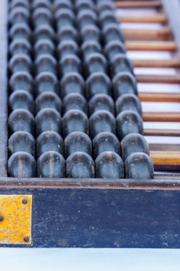 Beyaz arkaplanda ahşap abaküs