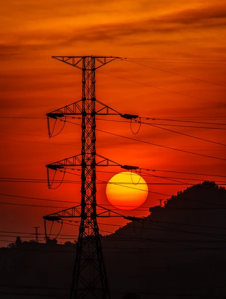 Enerji nakil hattı güneşe — Stok fotoğraf