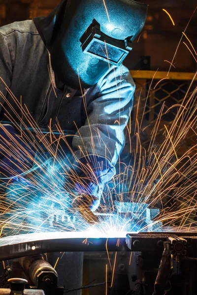 Soldador de acero industrial en fábrica — Foto de Stock