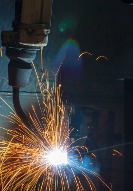 Robotlar araba fabrikasında kaynak yapıyor.