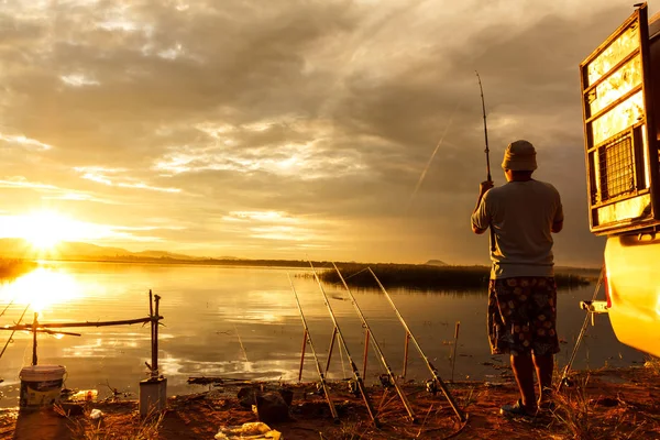 Jeune Homme Pêche Sur Lac Coucher Soleil — Photo