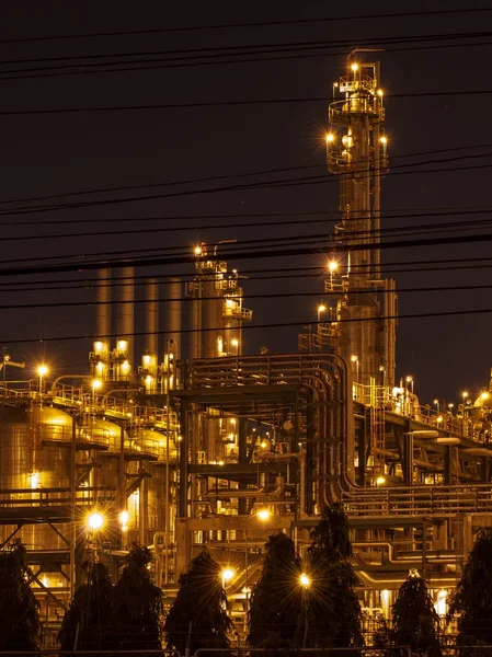 Нефтехимический завод в сумерках — стоковое фото