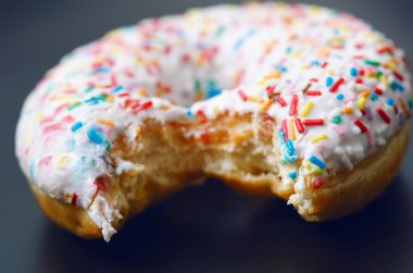      Çörek ve beyaz buzlu donut. Donuts arka plan. Kek ve tatlı. Yemek detayı. Yakın çekim