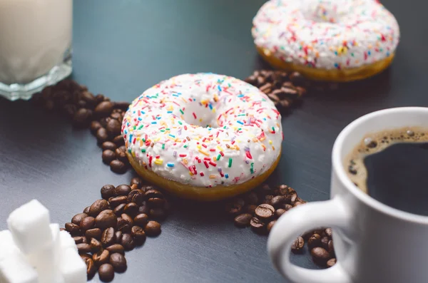 Donut con aspersiones y hielo blanco. Fondo de rosquillas. Pastel y dulce. Detalle de comida. De cerca. — Foto de Stock