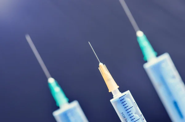 Karanlık arka plana tıbbi enjeksiyon. İğne ile ilaç plastik aşı ekipmanları. Sağlık ve bakım. Aşı. Tıp geçmişi. Stüdyo izole edilmiş. Fobi 