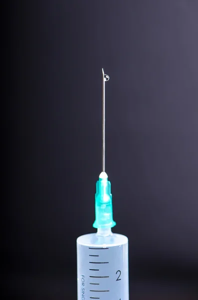 Injeção médica em fundo escuro. Medicina equipamento de vacinação de plástico com agulha. Saúde e cuidados. Vacinação. Antecedentes. Estúdio isolado. Fobia — Fotografia de Stock