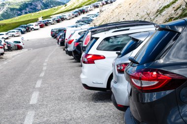 Arabalar Dağları'nın ortasında bir park yerinde. Güzel bir güneş ışığı araçlarda. Ulaşım arka plan 