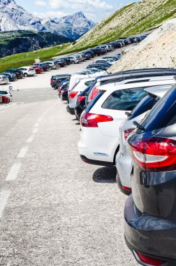 Arabalar Dağları'nın ortasında bir park yerinde. Güzel bir güneş ışığı araçlarda. Ulaşım arka plan 