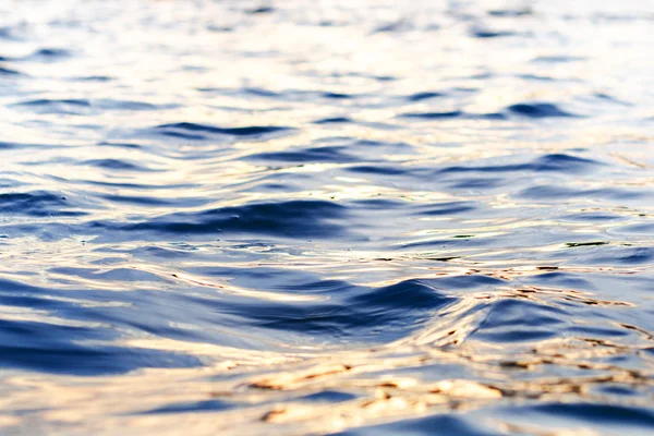 Dalga deniz kapatın. Günbatımı bir düzeyde su. Ocean view deniz manzarası. Manzara. yüzey. Mavi arka plan