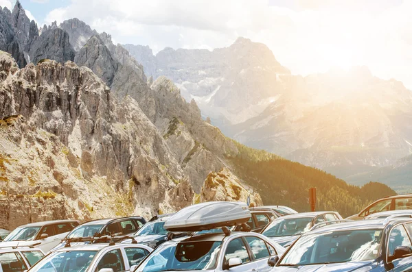 Arabalar Dağları'nın ortasında bir park yerinde. Güzel bir güneş ışığı araçlarda. Ulaşım arka plan 