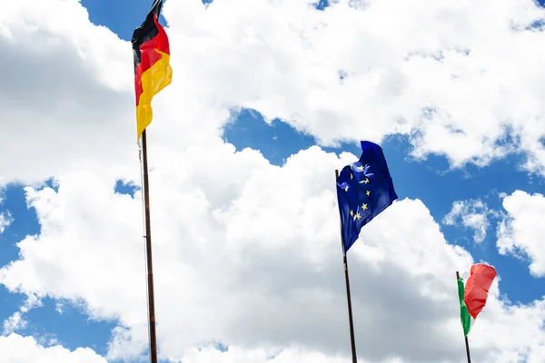 Drapeaux d'Europe, d'Allemagne et d'Italie. Ciel et nuages comme un fond. Des drapeaux. frontière — Photo