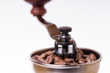 Kahve çekirdekli manuel kahve öğütücü. Izole. Beyaz arka plan. Modern tarzda. Kavrulmuş kahve çekirdekleri. 