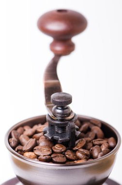 Kahve çekirdekli manuel kahve öğütücü. Izole. Beyaz arka plan. Modern tarzda. Kavrulmuş kahve çekirdekleri. 