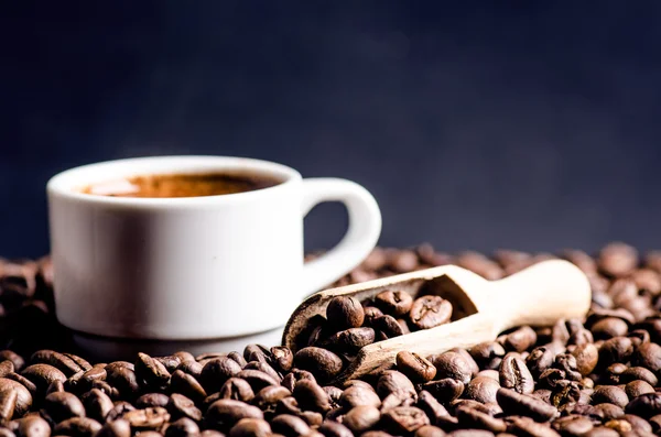 커피 콩 의 숟가락. 배경. 에너지. 생 커피 콩. 곡물 제품. 뜨거운 음료. 닫아. 수확. 자연스러운 배경. 라이프 스타일. 아침에 커피 휴식. 나무 숟가락. 증기 — 스톡 사진