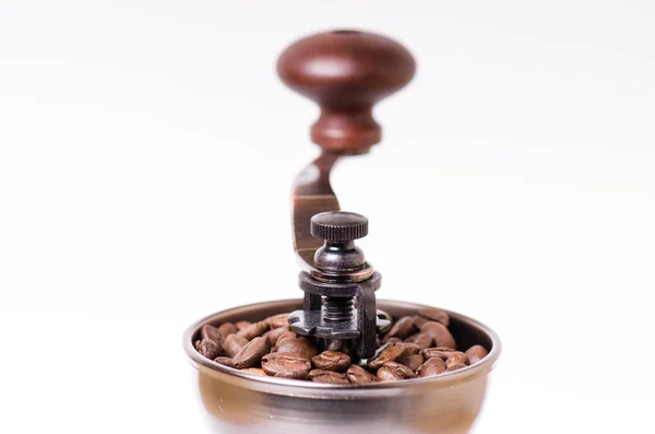 Molinillo de café manual con granos de café. Aislado. Fondo blanco. Estilo moderno. Granos de café asados . — Foto de Stock