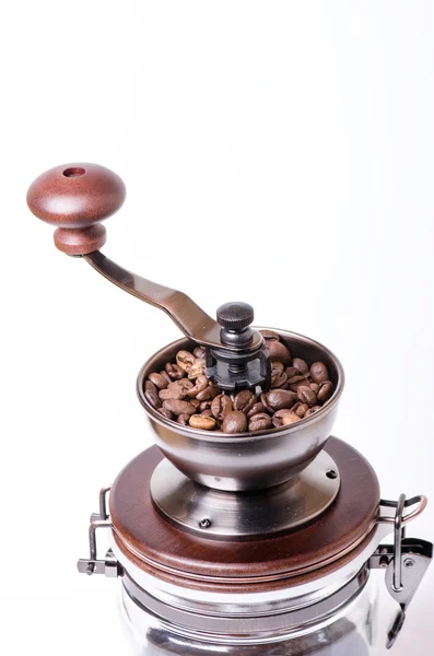 Manuell kaffekvarn med kaffebönor. Isolerade. Vit bakgrund. Modern stil. Rostade kaffebönor. — Stockfoto