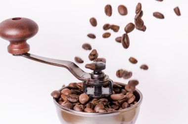 Kahve çekirdekli manuel kahve öğütücü. Izole. Beyaz arka plan. Modern tarzda. Kavrulmuş kahve çekirdekleri. Levitation kahve çekirdekleri. 