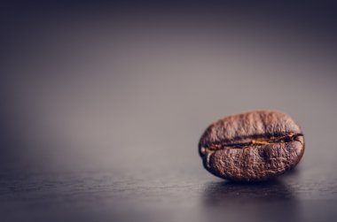 Siyah bir arka plan üzerinde kahve çekirdekleri. Çiğ kahve çekirdekleri. Taneli ürün. Sıcak içecek. Yakından kapatın. Hasat. Doğal arka plan. Enerji 