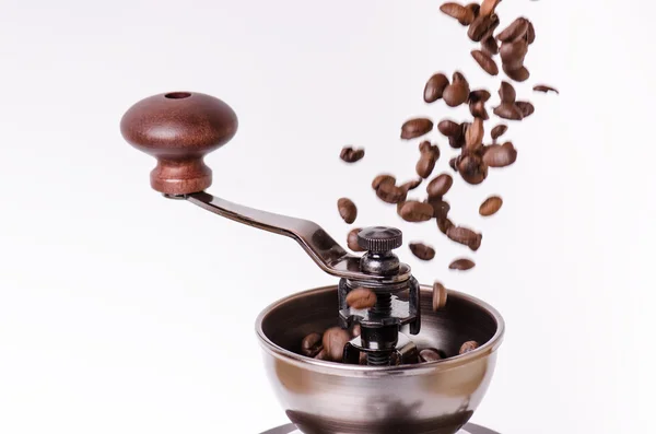 Molinillo de café manual con granos de café. Aislado. Fondo blanco. Estilo moderno. Granos de café tostados. Granos de café levitación . — Foto de Stock