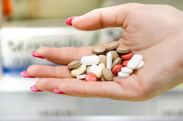 Kadın elini tut bir hap ve para. Eczane Eczane arka plan olduğunu 
