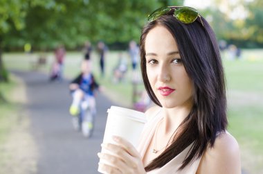 Kadın parkta bir kahve içmek