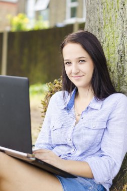 Defter bir parkta kadınla