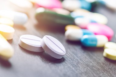 Eczane arka plan üzerinde siyah bir tablo. Siyah bir zemin üzerine tablet. Hapları. Tıp ve sağlıklı. Kapsül kapatın. Aynı tür haplar.