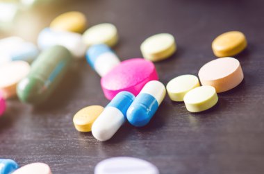 Eczane arka plan üzerinde siyah bir tablo. Siyah bir zemin üzerine tablet. Hapları. Tıp ve sağlıklı. Kapsül kapatın. Aynı tür haplar.