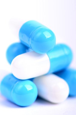 Tablet. Beyaz bir arka plan hapları. İzole. Hapları binadan. Eczane. Tıbbi geçmişi. Tıp. Kapsül. Yakın çekim 