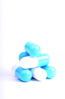 Tablet. Beyaz bir arka plan hapları. İzole. Hapları binadan. Eczane. Tıbbi geçmişi. Tıp. Kapsül. Yakın çekim 