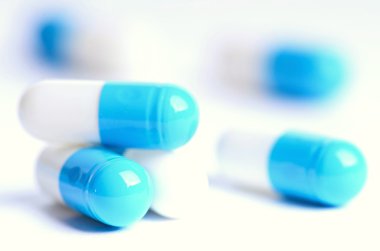 Tablet. Beyaz bir arka plan hapları. İzole. Hapları binadan. Eczane. Tıbbi geçmişi. Tıp. Kapsül. Yakın çekim 